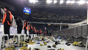 Ihrisko zasypali šály a čapice. Šlo o dobrú vec