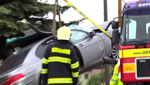 Zrážku s autobusom zapríčinil zrejme šmyk. Auto skončilo v priekope
