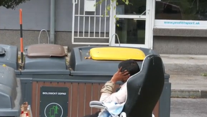 Pod oknami sa im ubytovali utečenci. S riešením prichádza Červený kríž