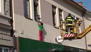 Mladé dievča liezlo na strechu kvôli cigarete