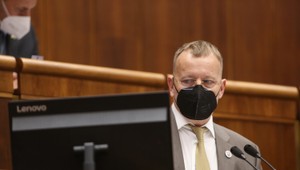 Boris Kollár opäť vykázal kotlebovca Petra Krupu z rokovacej sály, odmietal si nasadiť rúško