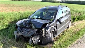 Vodič (29) vrazil do stromu, kamarátovi zlomil nos