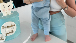 Matky sa pýtajú, či to nepreháňa? Synovi promi mamičky vyšiel prvý zub a takto veľkolepo to oslávili!