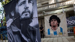 Počas rozlúčky s Maradonom zasahovala polícia. Pobúrila aj selfie pohrebníkov