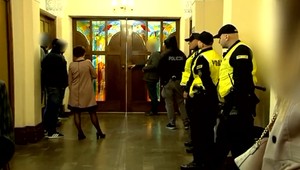 VIDEO: Mladomanžela odvliekli policajti spred oltára rovno do väzenia