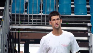 Ohľaduplní Srbi hľadia zvrchu