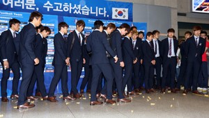 Potupa na kórejský spôsob. Futbalistov zasypali po návrate cukríkmi!