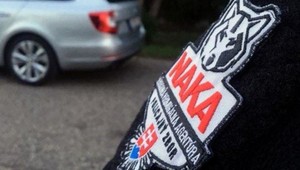 Počas razie NAKA zadržali aj súčasných policajtov. Dvoch z nich prepustili bez obvinenia