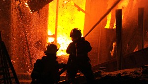 Mladý policajt s kamarátom zachránili muža, ktorý horel v dome