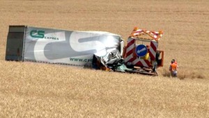 Nehoda na diaľnici. Auto sa zastavilo až v poli