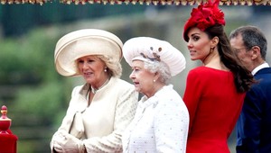 Kráľovná Alžbeta II. ďalej boduje. Zašla za športovcami do jedálne