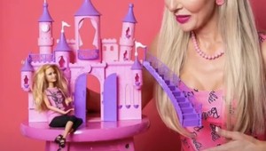 Najstaršia živá Barbie podstúpila viac ako 150 plastických operácií: Pozrite sa, ako vyzerá!