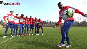 Tento súboj v žonglovaní vás dostane! Mladíci z Arsenalu a ich čary s loptou