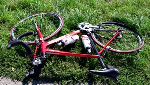 Vodič pod vplyvom alkoholu zrazil cyklistu a odišiel. Po chvíli sa vrátil a policajtom sa priznal