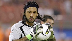 VIDEO. Brankár frajersky púšťal loptu. Skončila v sieti...