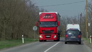 Cesty 2. a 3. triedy ničia preťažené kamióny. Župy majú riešenie