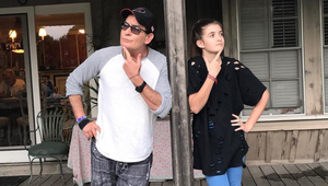 Sotva dovŕšila 18, začala sa obnažovať za peniaze! Jej slávny otec zúri a viní z toho exmanželku!