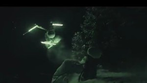 VIDEO: Lyžiar s LED lyžami zdolal v tme hory
