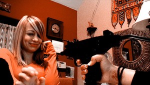 Fingovaná lúpež. Žena sa kvôli pár eurám nechala dobrovoľne zbiť!