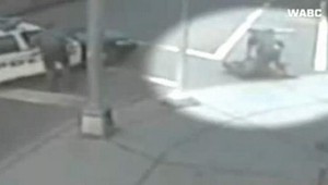 Policajt dobil na verejnosti muža na smrť