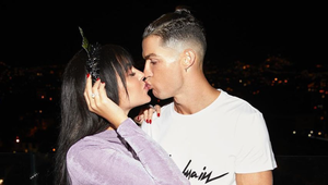 Radosť cez slzy! Ronaldo ukázal pár dňovú dcérku, ktorá z jeho dvojičiek prežila!