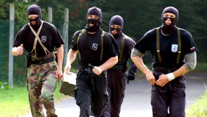 Kukláči v Nitre zadržali 14 ľudí