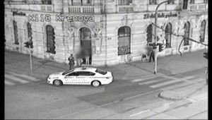 VIDEO: Mladý pár okradol spiaceho muža