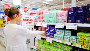 Tesco bojuje proti menštruačnej chudobe: odstrihlo hodnotu DPH z cien produktov dámskej hygieny