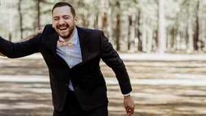 Nervózny ženích čakal na svoju vyvolenú: Keď sa otočil, neubránil sa smiechu