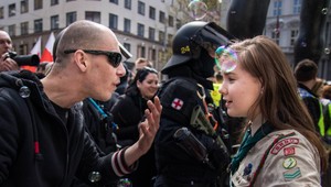 Skautke, ktorá sa postavila proti neonacistovi, sa vyhrážajú