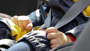 Policajti vyslobodili 3-ročné dievčatko zo zatvoreného auta. Žena kľúče nechala v aute