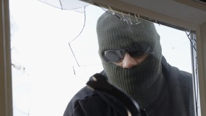 Lupiča (26), ktorý dobil strážnika (52), prezradila krvavá bankovka