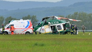 Policajti z padnutého vrtuľníka sú v kritickom stave