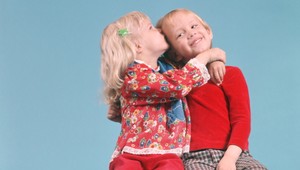 Prváčik (6) dal spolužiačke bozk, vylúčili ho zo školy