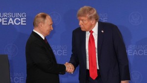 Mr. President POO-tihn - v tlačiarni aljašského hotela niekto zabudol vládne dokumenty zo samitu