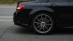 Podozrivý muž v Mercedese oslovoval deti pred školou v Senci. Polícia žiada verejnosť o pomoc