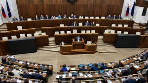 LGBTI+ ľuďom sa poslanci vysmiali do očí: Partnerské spolužitie neschválili, takto hlasovali jednotliví poslanci