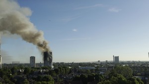 Požiar v Londýne si vyžiadal niekoľko obetí. Z okien viseli malé deti