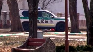Pri materskej škole našli mŕtveho mladíka. Jeho smrť je záhadou