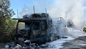 Požiar na D2: Kamión prevážajúci autá zhorel do tla