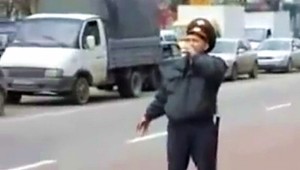 Šikovní policajti! Pomáhajú a chránia opití...