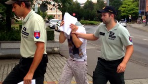 Muža obvinili z obzvlášť závažného zločinu vraždy v štádiu pokusu, napriek tomu je na slobode