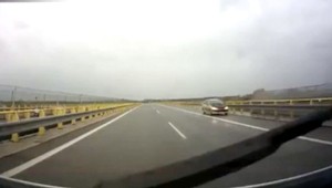 Oddaný zamestnanec. Vodič sa rútil v protismere, aby pomohol šéfovi