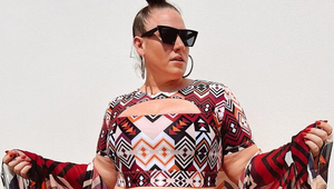 Sebavedomá matka sa predvádza v bikinách, no ľudia jej odkázali: Obleč sa, veď si strašne škaredá!