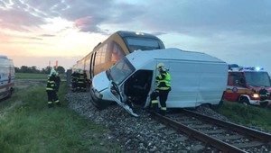 Pri Zemianskej Olči sa zrazil RegioJet s dodávkou