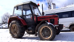 Mužovi prešiel po hrudníku traktor. Jeho šofér nemal platný vodičák