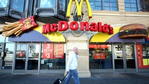 Úchylák v pražskom fast foode! Vyzliekol sa a onanoval