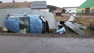 Oplotenie na zemi a auto na streche: Opitý vodič počas jazdy zaspal