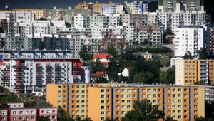 Nadávky, vyhrážky i streľba. Agresívny muž útočil na suseda