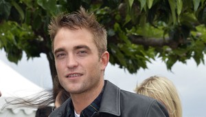 Robert Pattinson (28) sa nechal zohaviť hrozným účesom!